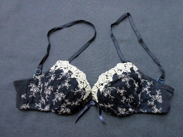 ブルセラ通販:使用済下着−OL、営業、ショップ定員のブラジャー